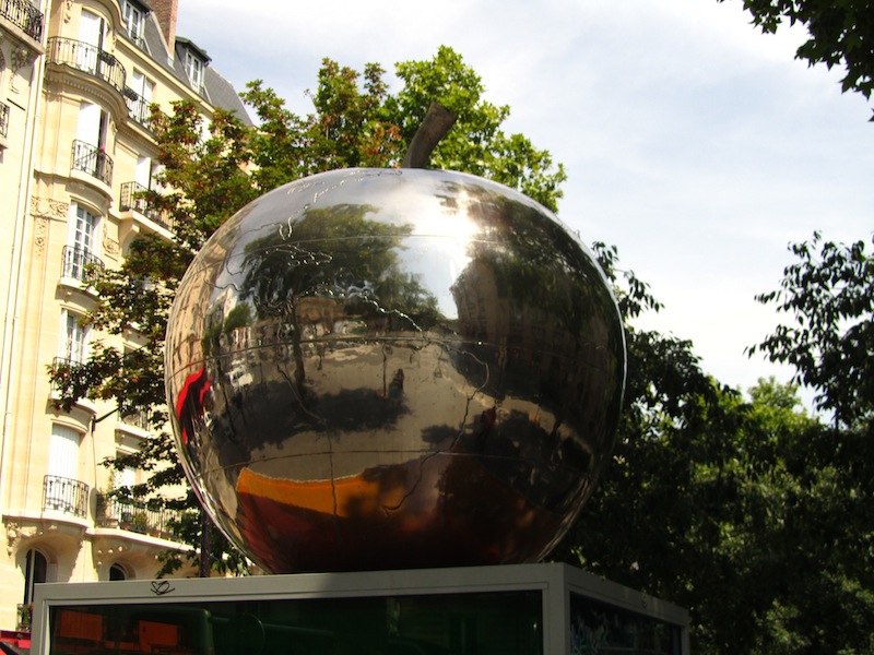 "Apple in Place Clichy Paris"